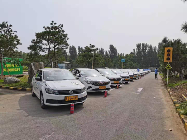 嶄新的教練車